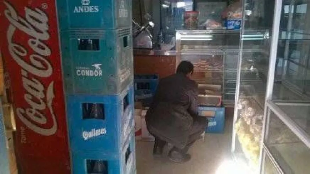 Venta ilegal de alcohol, carnes y medicamentos en panificadora clandestina