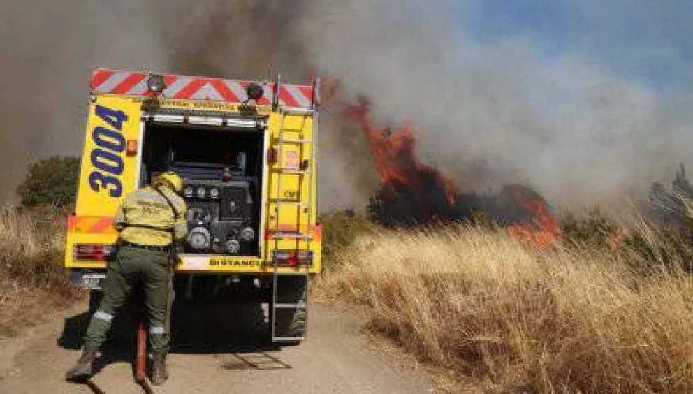 Controlaron incendio que amenazó viviendas y Radio Nacional
