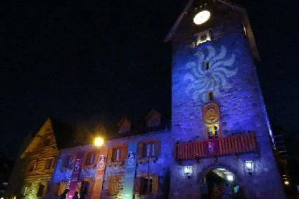 Iluminado cierre de festejos por los 75 años del Centro Cívico