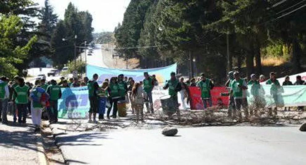 ATE y CTA bloquearon el ingreso a Bariloche
