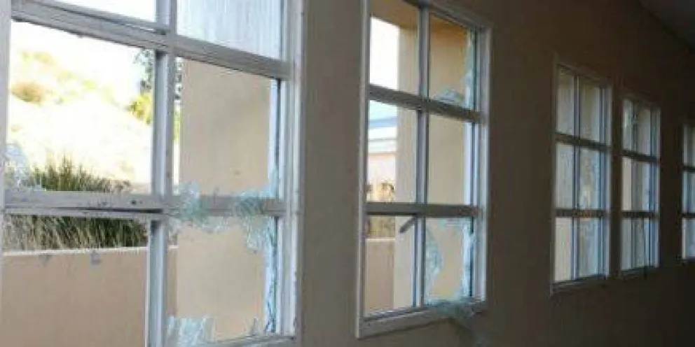 Rompieron más de 50 vidrios en el CEM 36