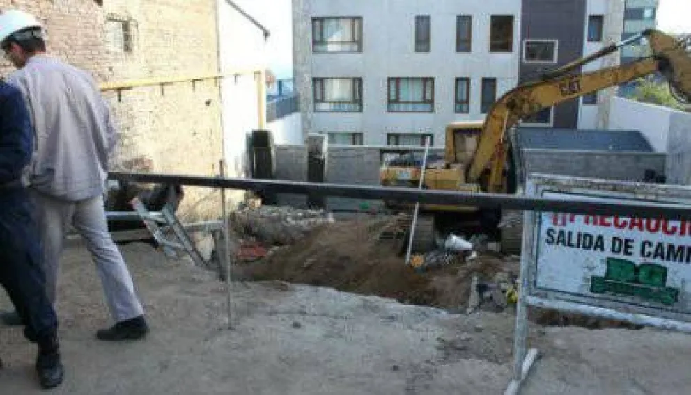 Dos trabajadores lesionados al caer de una obra en construcción