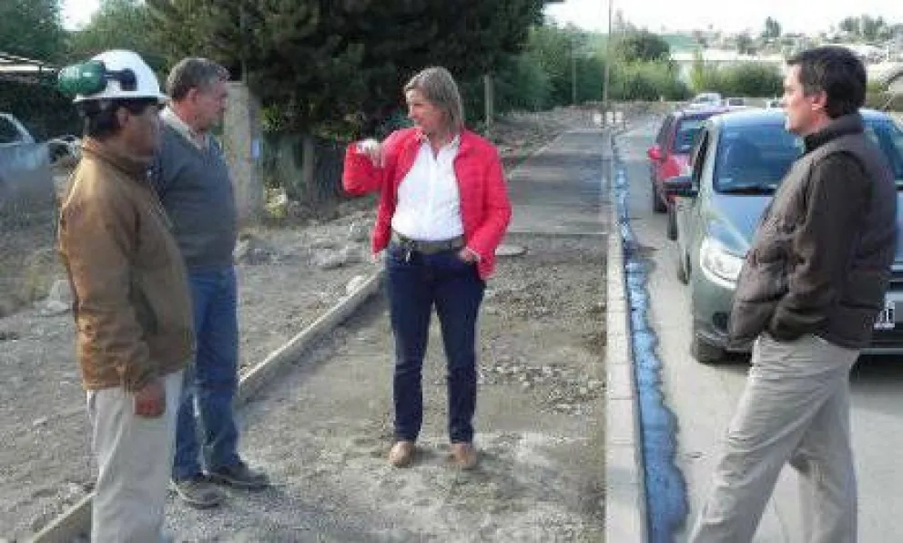 Avanza la construcción de veredas en calle Los Ñires