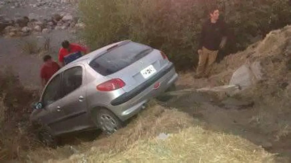 Auto sin conductor desbarrancó en Bustillo