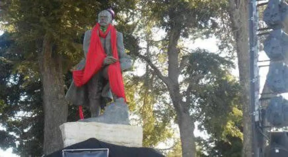 Municipio advierte a artistas por "disfrazar" monumento de Perito Moreno