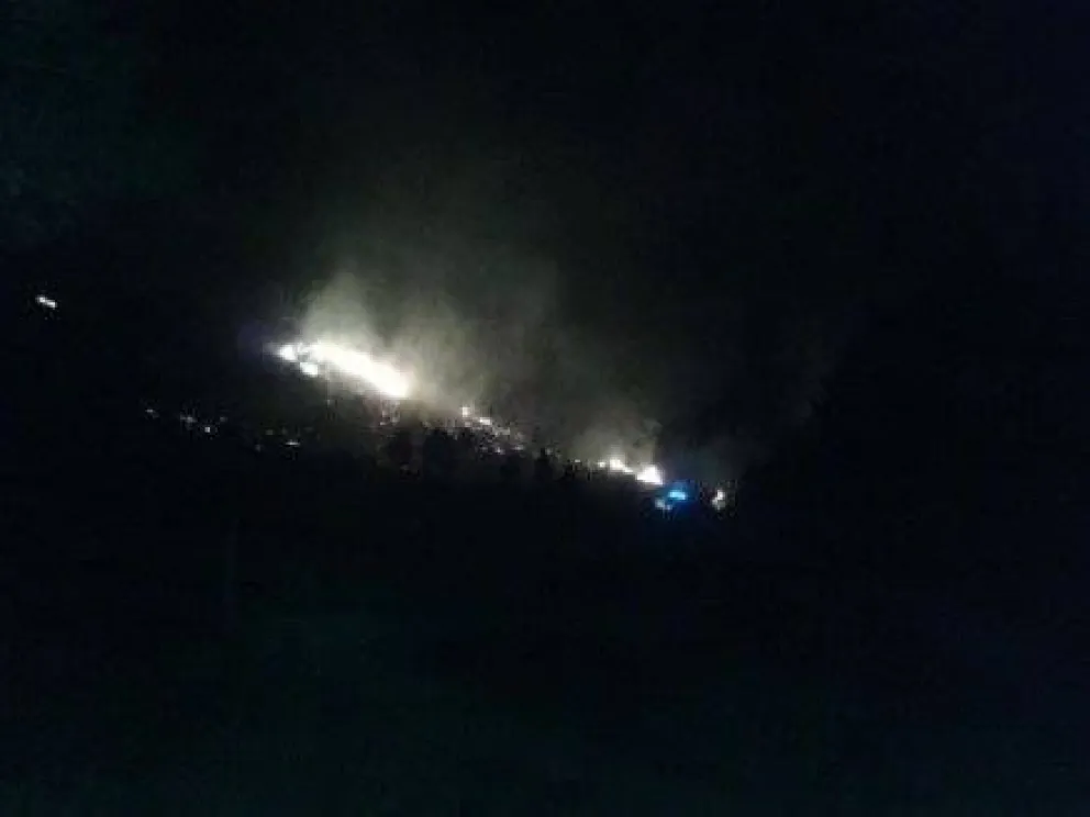 Controlan incendio en Cerro Leones