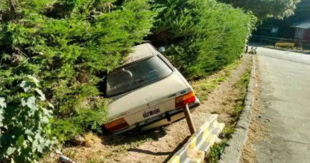 Perdió el control de su auto y terminó en un patio