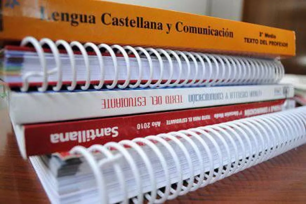 Advierten que textos escolares tienen contenidos sesgados sobre género y pobreza