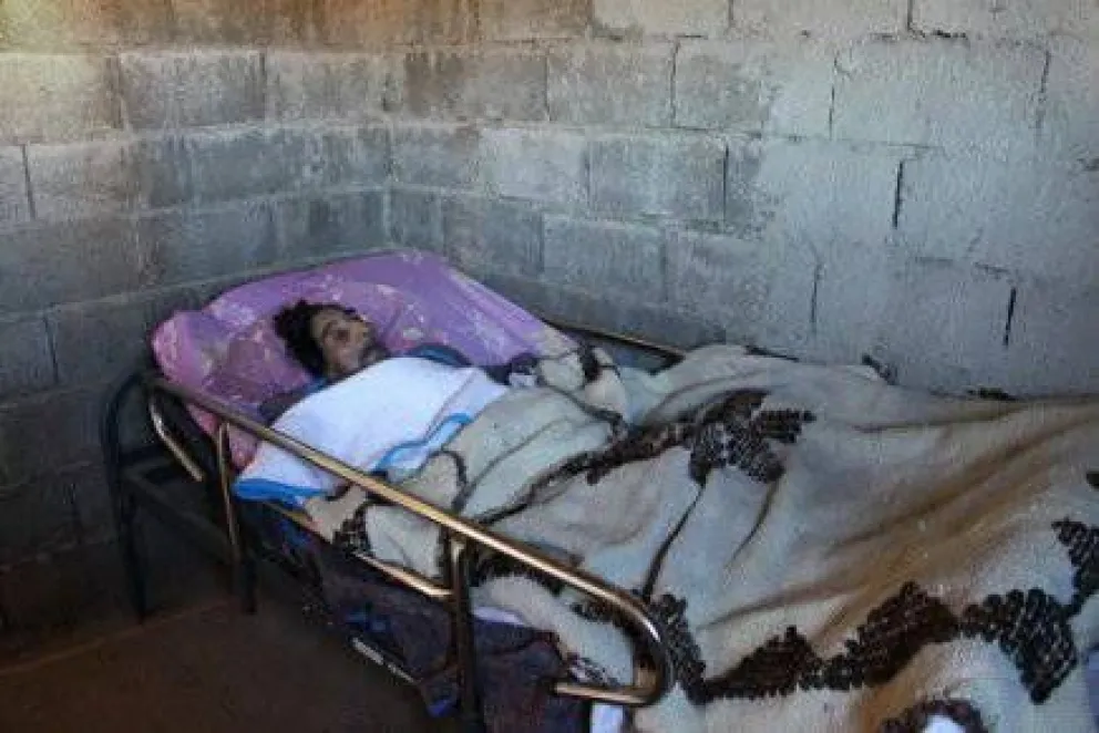 Familiares de anciano postrado piden que sea alojado en un hogar