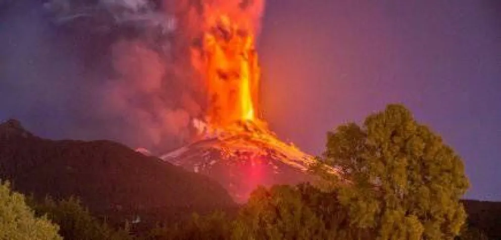El volcán Villarrica entró en erupción