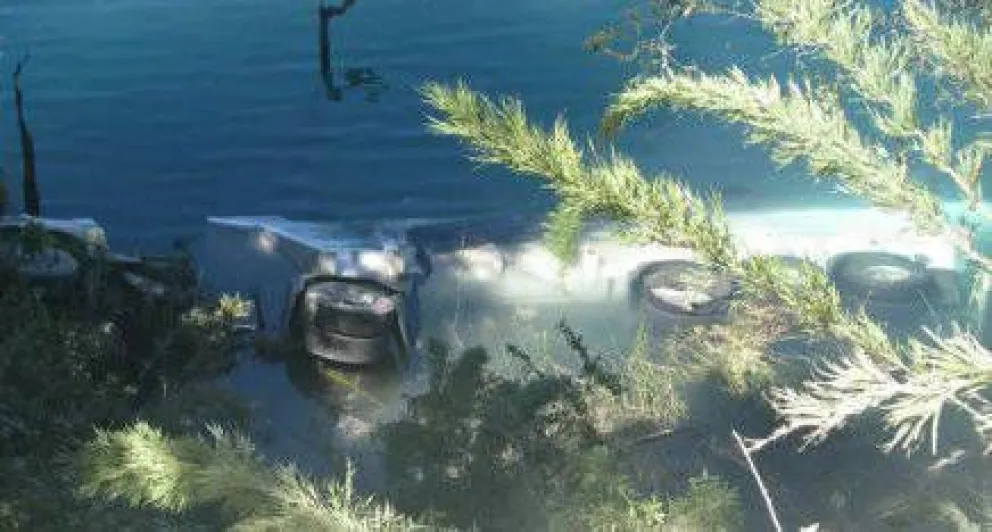 Un camión desbarrancó y quedó hundido en el lago Correntoso