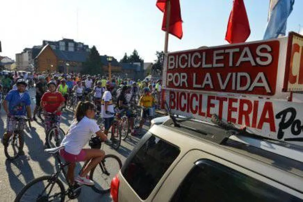 Centenares de ciclistas se movilizaron para reclamar banquinas en Bustillo