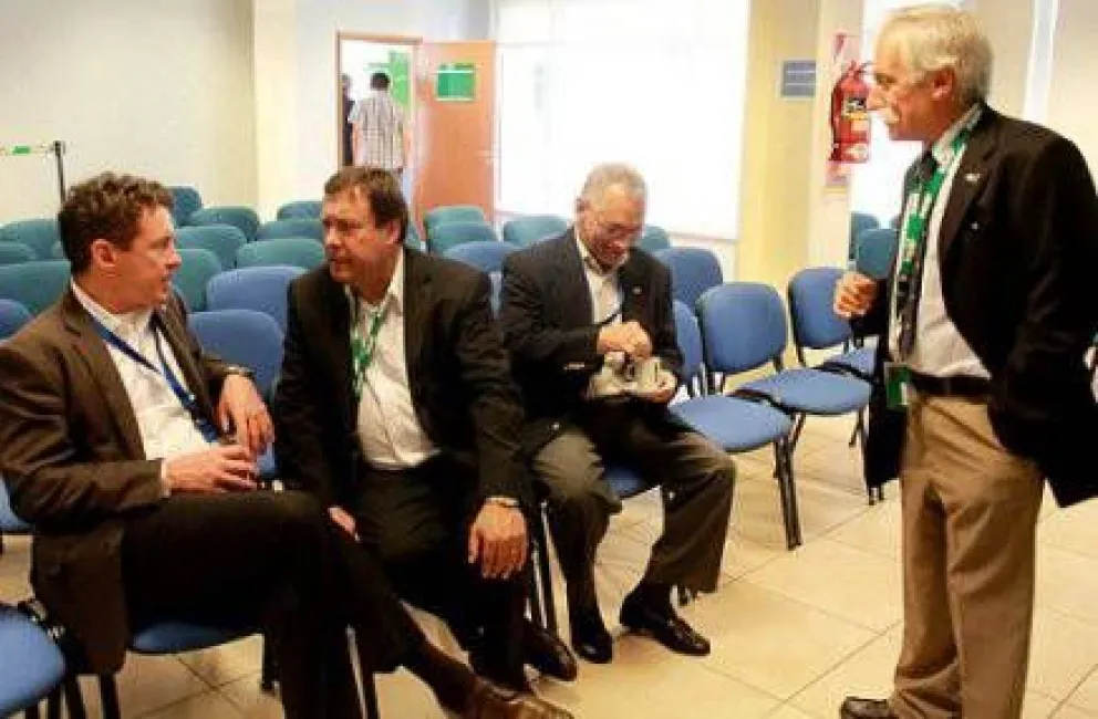 Cruces y críticas por sigilosa visita del Embajador de Estados Unidos a Invap