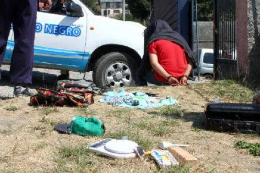 Detuvieron a dos personas con droga y una balanza