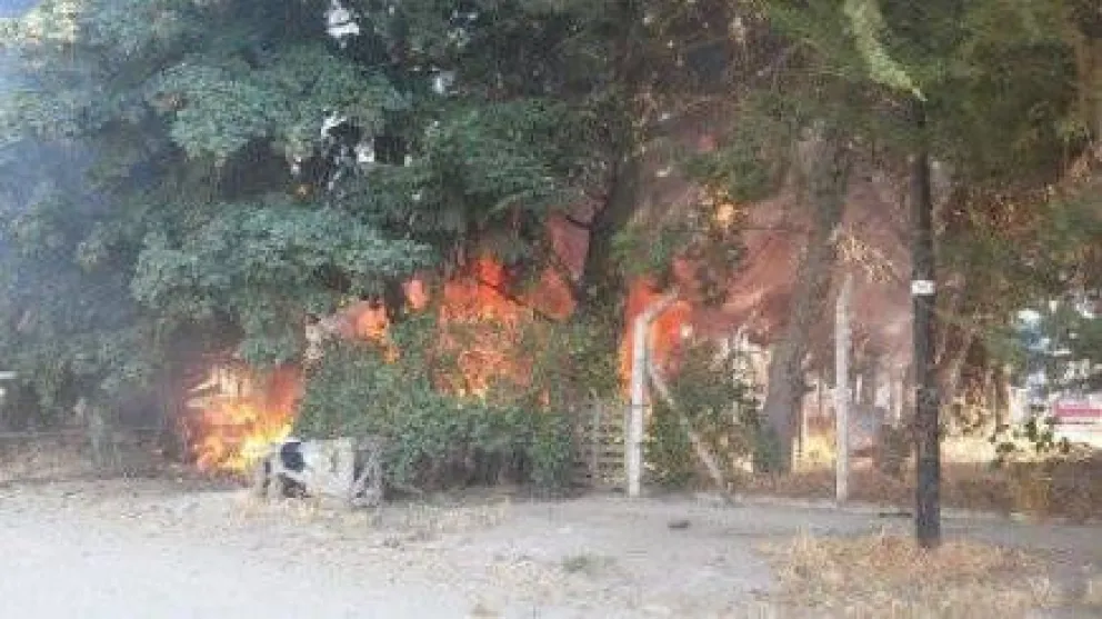 Incendio consumió casa lindera al colegio Industrial