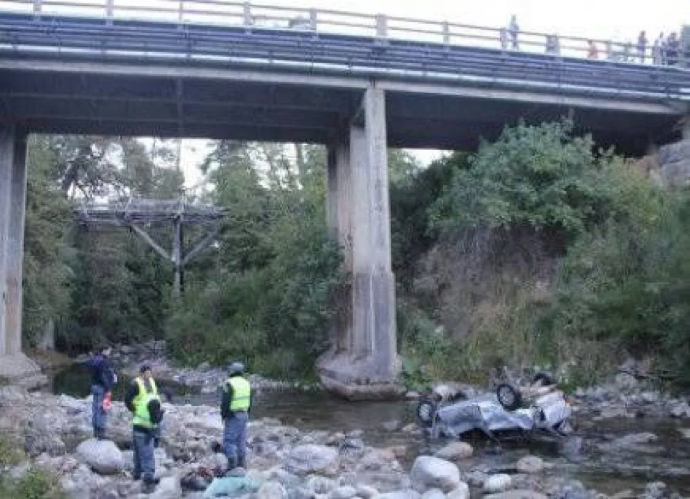 Derivan a Bariloche a herido grave por caer de puente