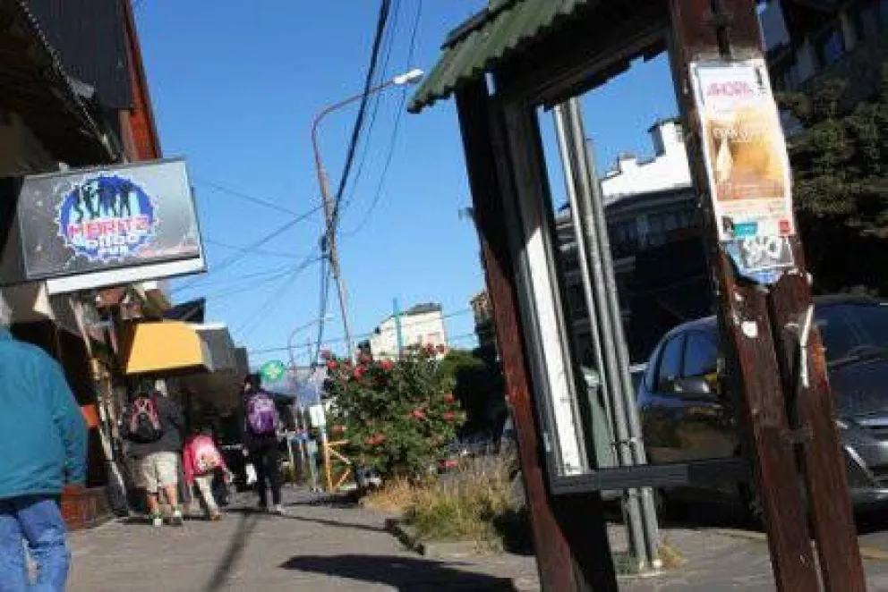 Contratación directa de varias empresas para explotar la cartelería pública