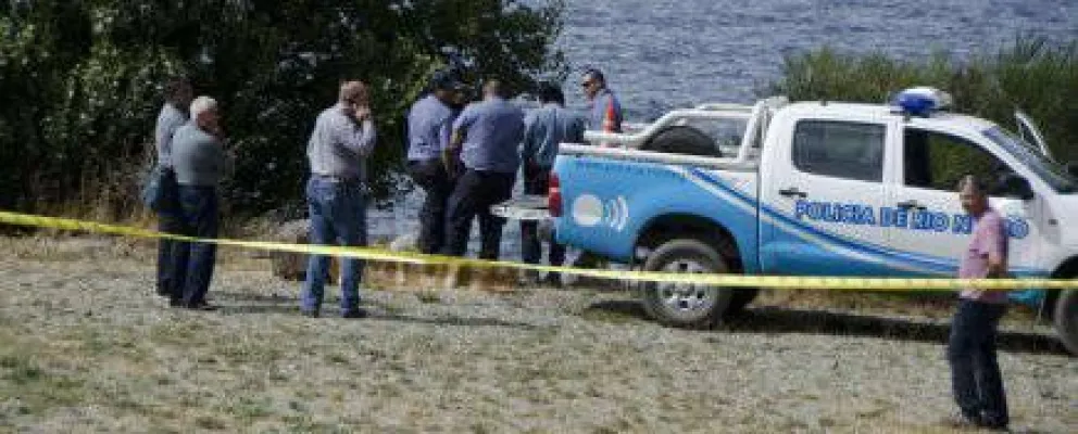 Identifican al hombre hallado muerto en la costa del lago