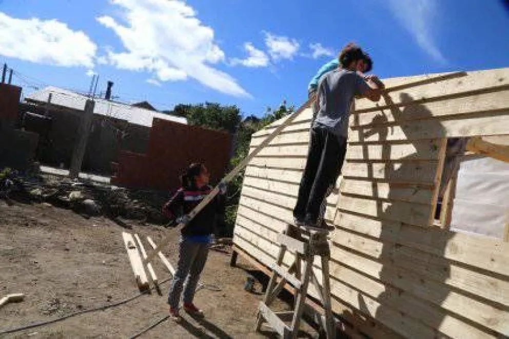 Manos solidarias construyen viviendas en el Alto