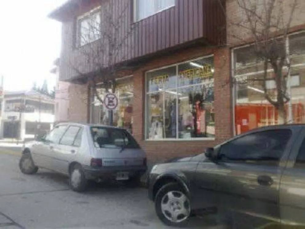 El auto no era suyo, pero le cobraron una multa