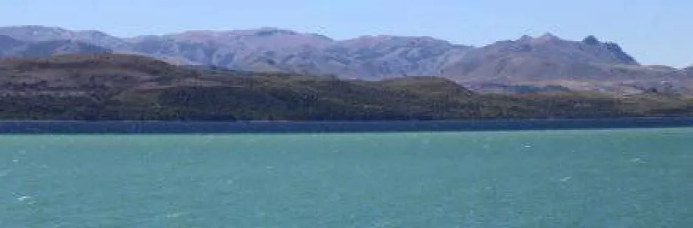 La mancha del lago fue provocada por una remoción natural de sedimentos
