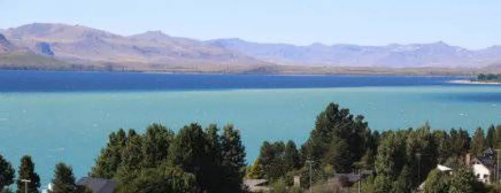 Llamativo cambio de color del lago