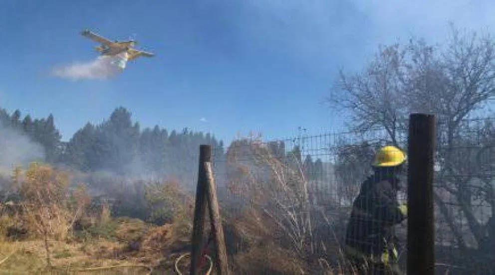 Contuvieron incendio en el este que amenazó viviendas