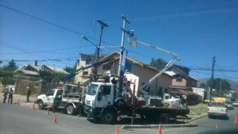 Móvil policial chocó y terminó contra un poste