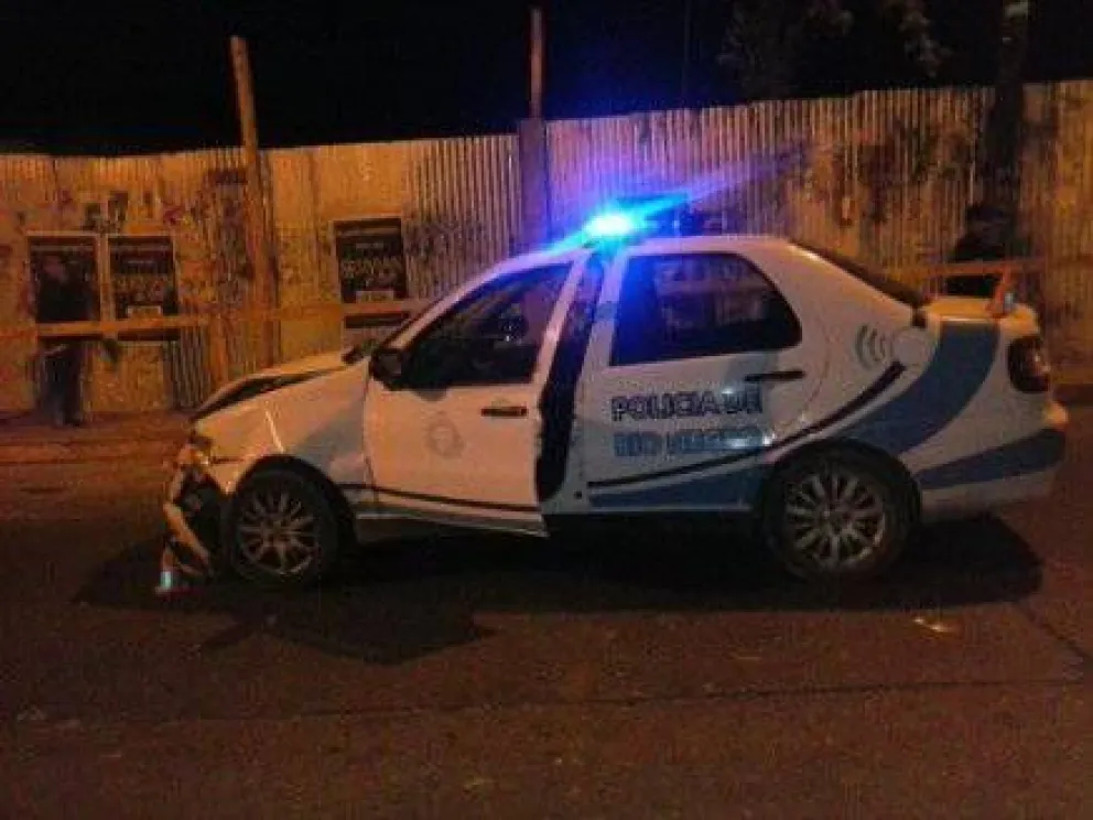 Auto encerró a patrullero y chocaron