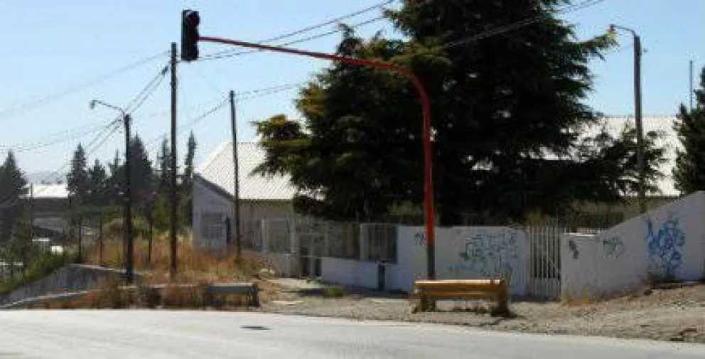 Vecinos molestos con el municipio por semáforo que nunca funcionó