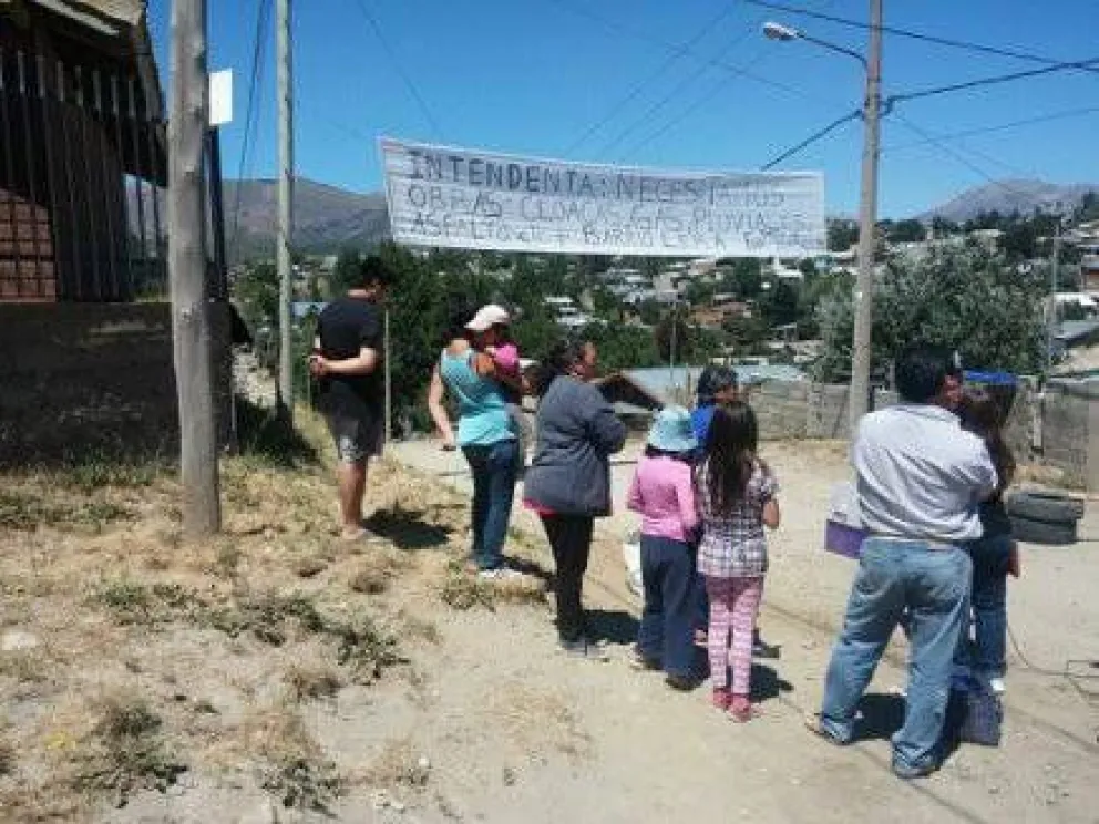 Vecinos cierran calle en barrio Lera y reclaman postergadas obras