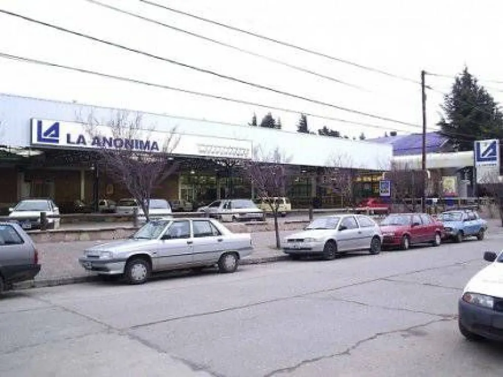 Atrapan a dos hombres en el techo de un supermercado