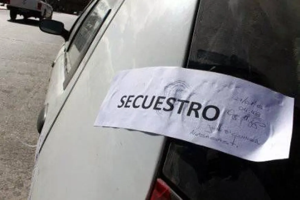 Ebrios, intentaron fugarse, los detuvieron y les secuestraron el auto