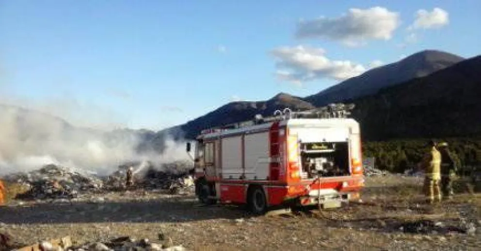 Controlan el incendio del vertedero