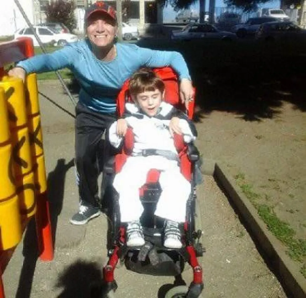 Denuncian que Ipross demora entrega de silla de ruedas a niño con discapacidad