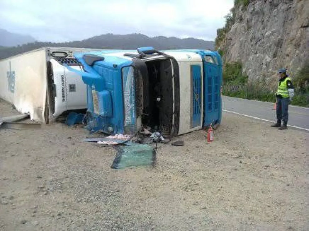 Vuelco de camión brasileño en Ruta 40