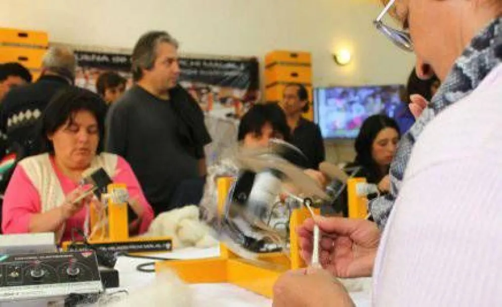 El hilado manual, una posible fuente de trabajo digno en Bariloche