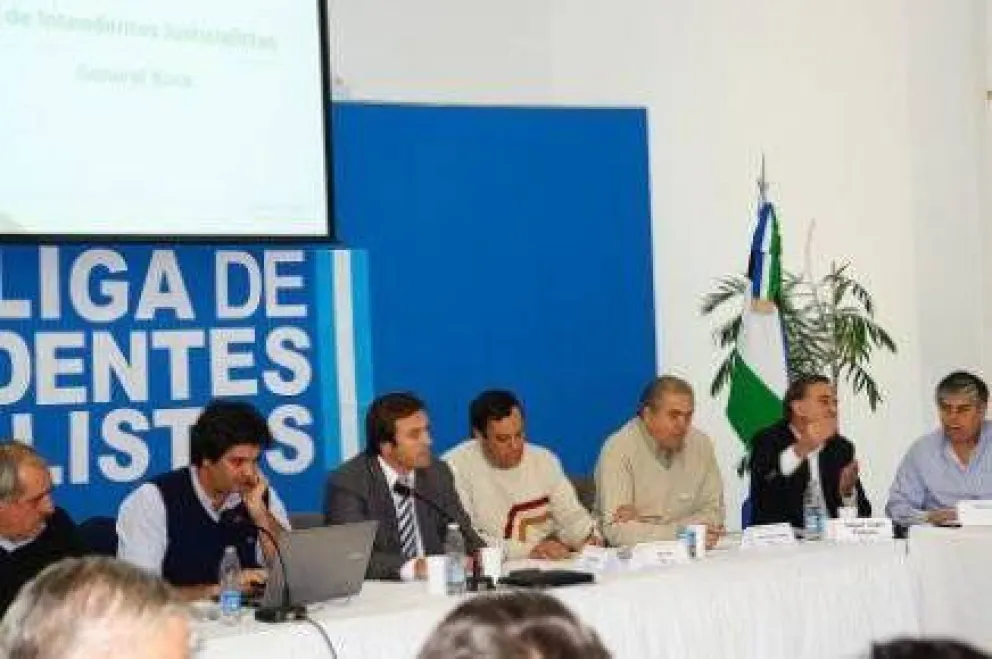 Intendentes del FpV rechazan la renegociación de los contratos petroleros
