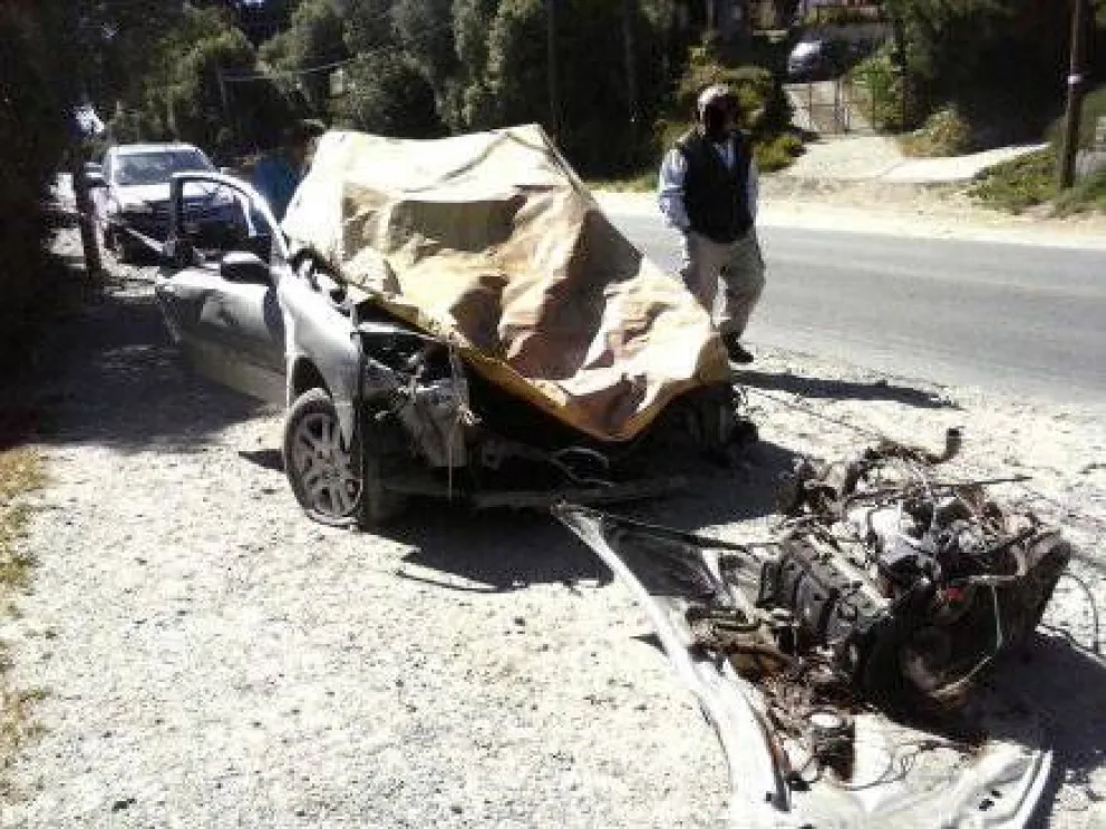 Conductor con fracturas por impactar contra un poste