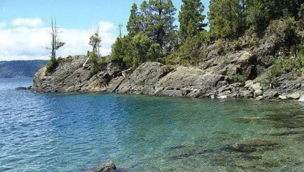 Hallaron a una mujer muerta en las aguas del Nahuel Huapi