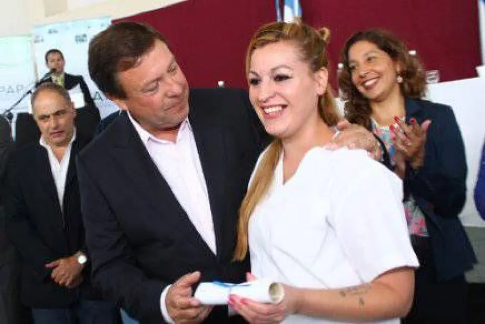 Entrega de créditos del CREAR y aportes a instituciones