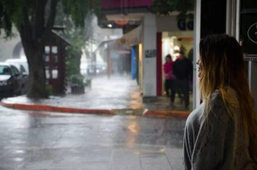 Tormenta: un rayo incendió un auto