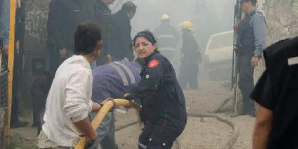 Mujer incendió una vivienda: mató a su hija y dos jóvenes