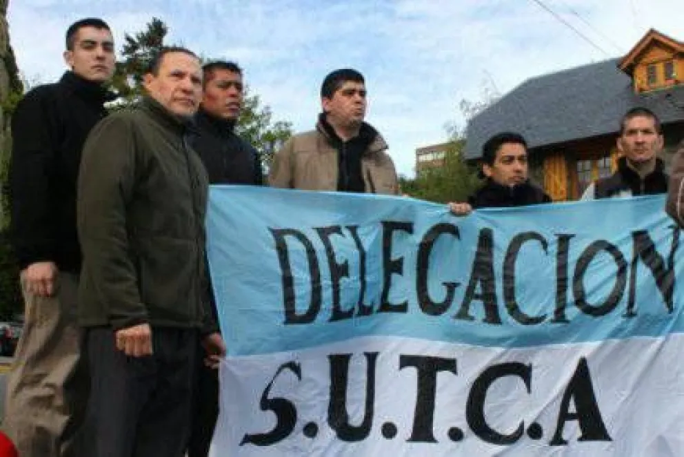 Empleados de seguridad protestan en supermercado en reclamo de plus navideño