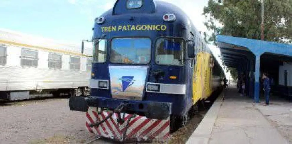 Paro en Tren Patagónico: trasladan pasajeros en micro