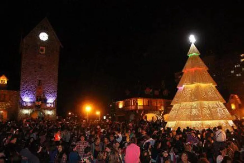Ya brilla el pino de Navidad del Centro Cívico