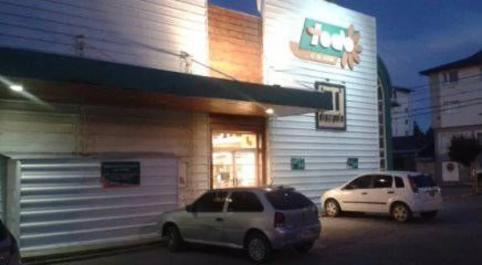 Violento robo a mano armada en supermercado céntrico