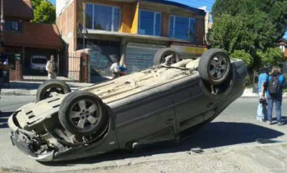 Roce y vuelco, sin heridos