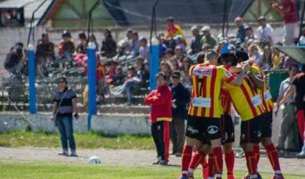 Cruz del Sur ganó y sigue el sueño del ascenso