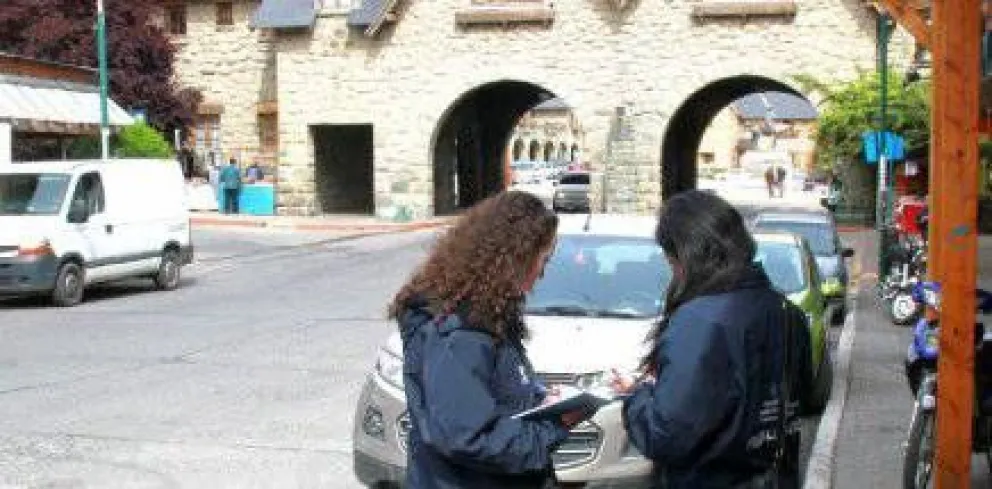 Controlan en Bariloche radicación y deuda de automóviles